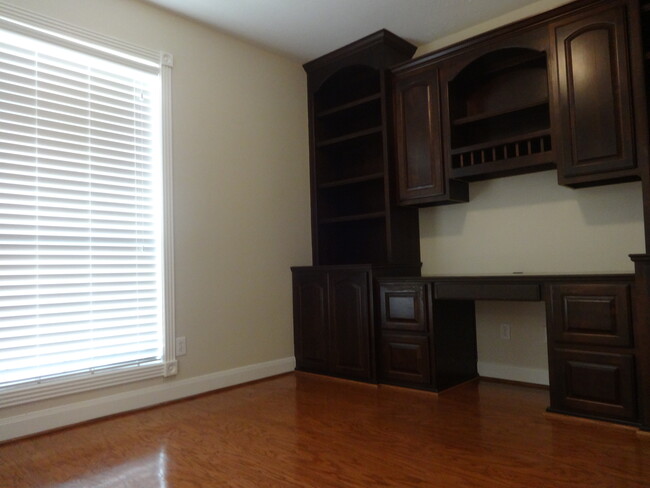 Building Photo - 4915 Kings Way