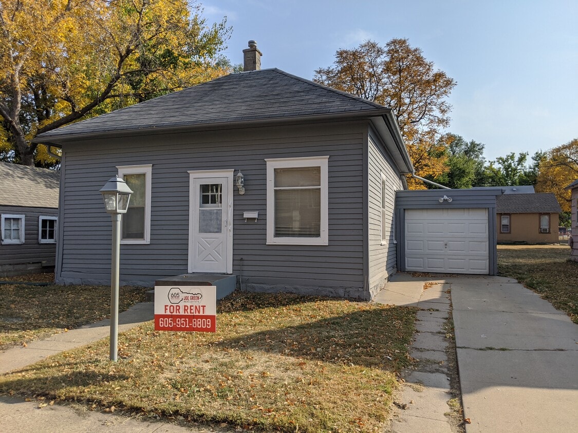 Primary Photo - 407 E 13th St