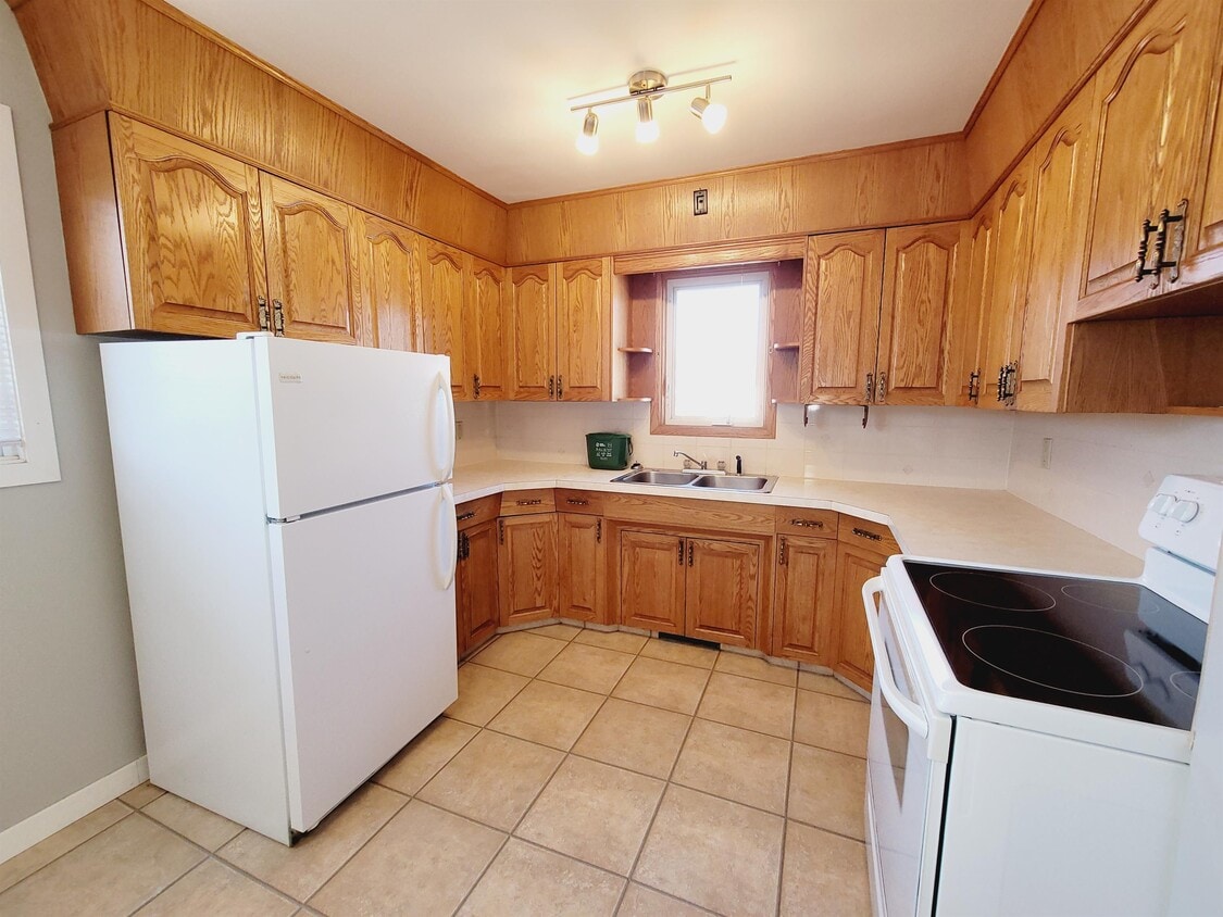 Primary Photo - 9654-9663 63 Ave NW