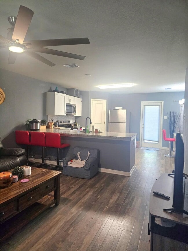 Building Photo - 1010 Cedar Point Dr