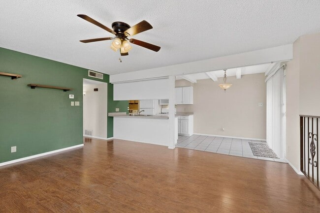 Building Photo - NE Affordable 2/BD 1/BA 1/CG 2nd Story NE Condo