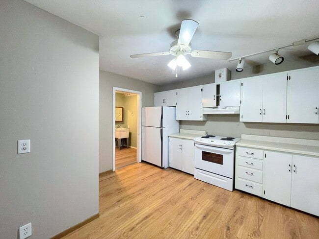 Foto del edificio - 2 bed brick home outside town