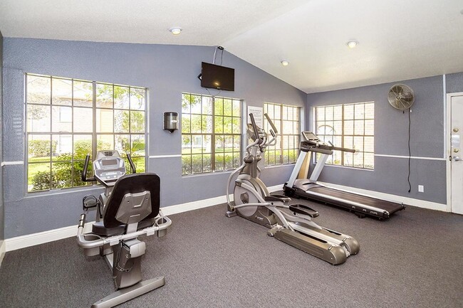 Sala de fitness renovada - Oaks of Westlakes Apartments