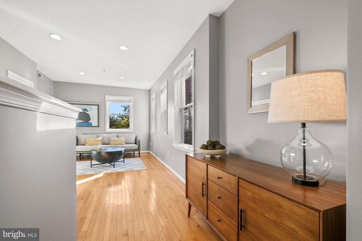 Entryway - 610 Irving St NW