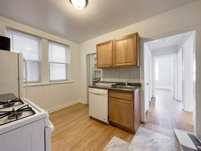Building Photo - 4407 N Kenneth Ave