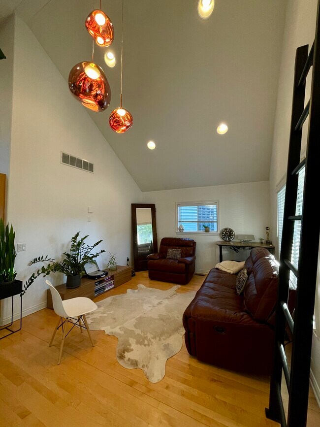 Building Photo - 1171 Emmons Ave