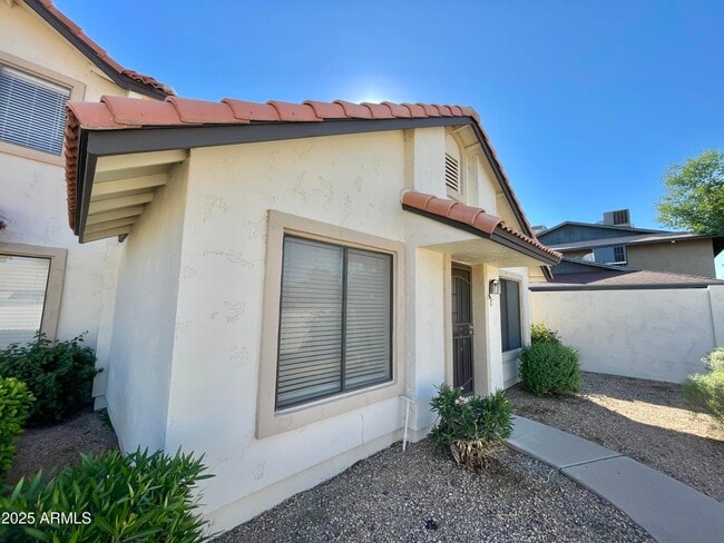 Building Photo - 2926 N Oregon St