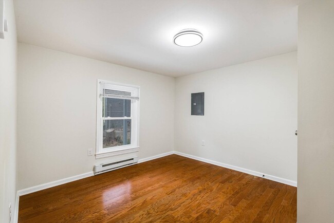 Building Photo - 112 Sunnyside St