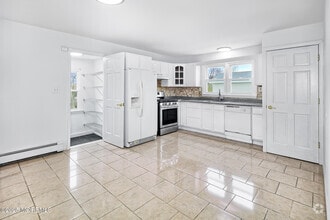 Building Photo - 46 Amboy Rd