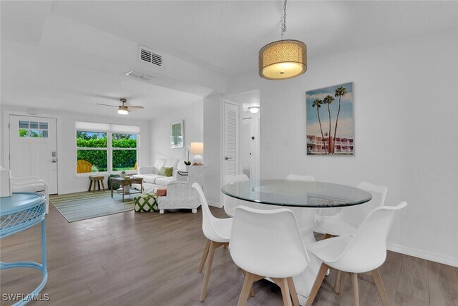 Foto del edificio - 2048 Holiday Ln