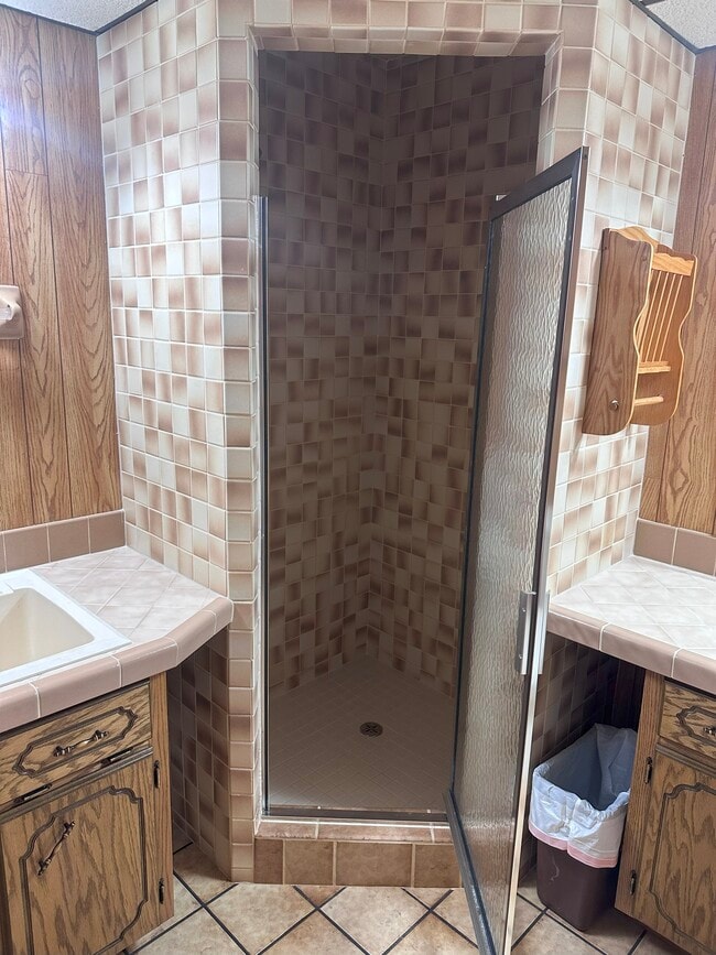 2nd bath shower - 14 Duchess Ct