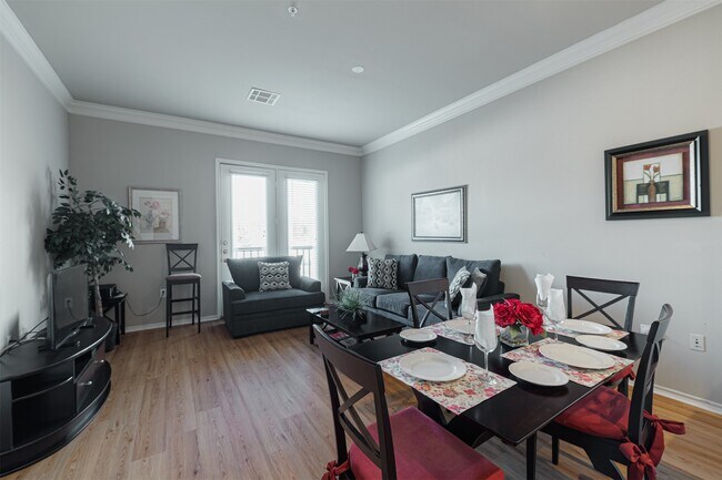 Foto del edificio - 2400 McCue Rd