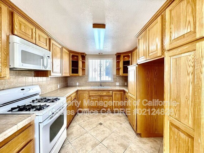 Building Photo - 664 West 3rd Street