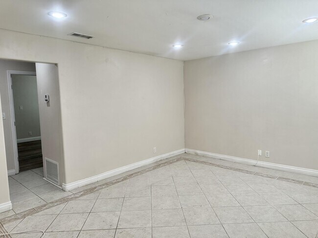 Building Photo - 1722 Flower St