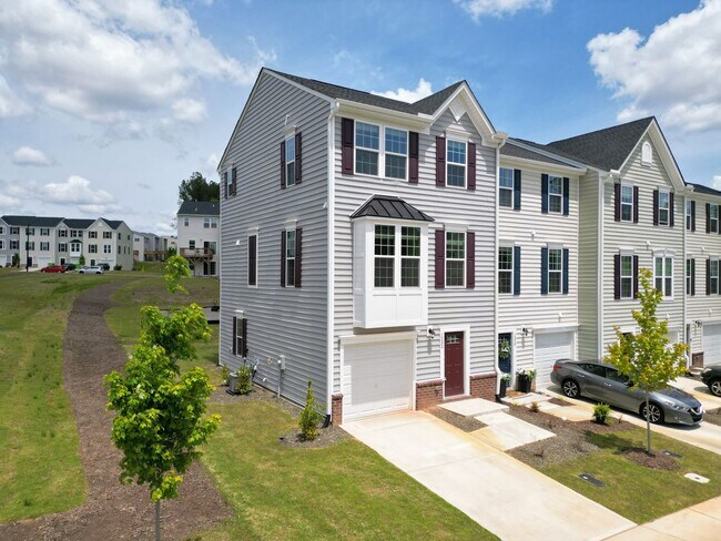 Foto del edificio - 3 Bd, 2.5 Ba End-Unit Townhome Offers Comf...