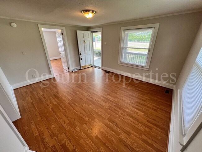 Building Photo - 960 Dustin St-2BR/1BA-Home!!