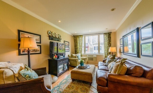 Building Photo - Sunny 2 bed with plenty of storage space -...