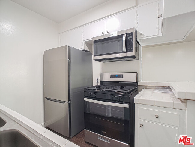 Foto del edificio - 453 N Kingsley Dr