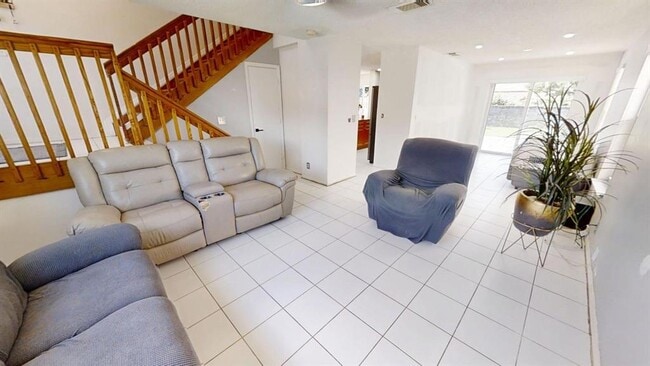 Building Photo - 8422 SW 44th Pl