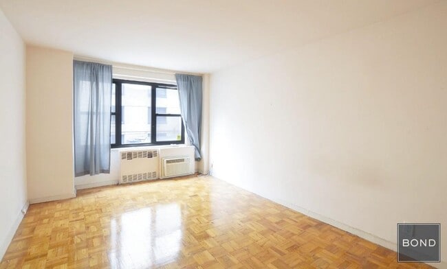 Building Photo - 340 E 74th St