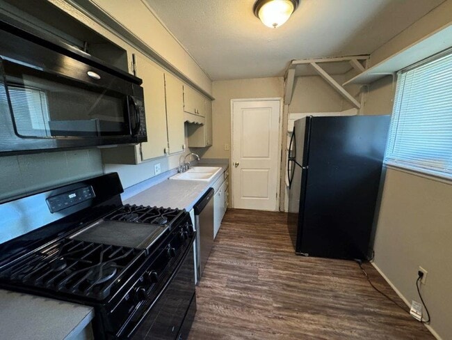 Building Photo - 3 bed, 1 bath home for rent in Moore near Santa Fe and NW 27th Street, New paint, and flooring!