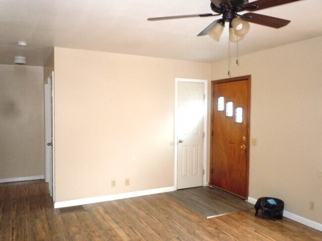 Building Photo - 121 Moonlight Dr