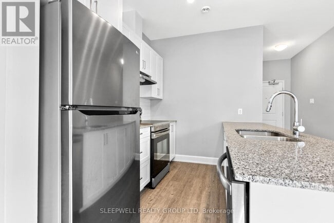 Building Photo - 975 N Russell Rd