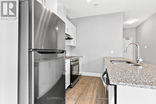 Photo du bâtiment - 975 N Russell Rd