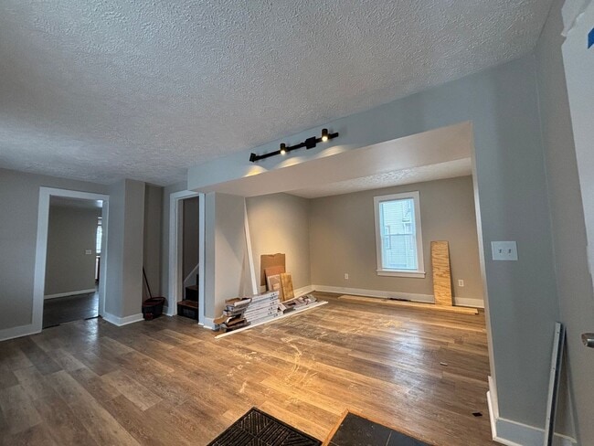 Building Photo - 3 Bedroom 1 Bath, Single Family Home, Lyell - Otis Neighborhood!