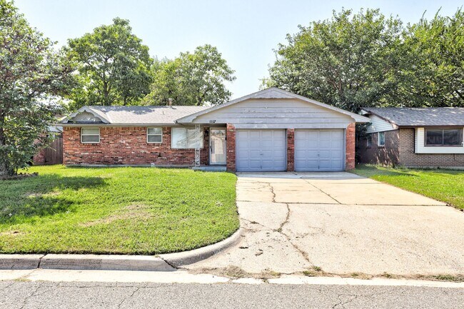 Building Photo - 3 Bedroom in the Heart of Moore with a storm shelter!
