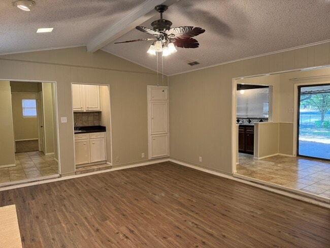 Foto del edificio - 1524 Timber Creek Dr