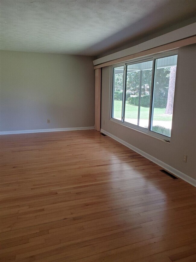 Building Photo - 2305 Trescott Dr