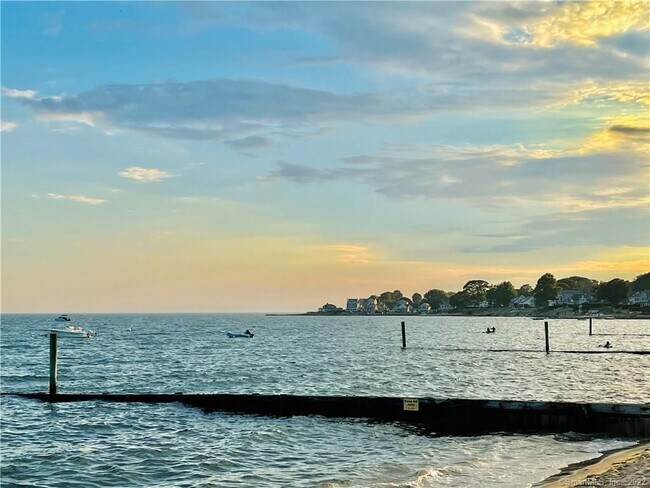 Foto del edificio - 28 Beach Rd E