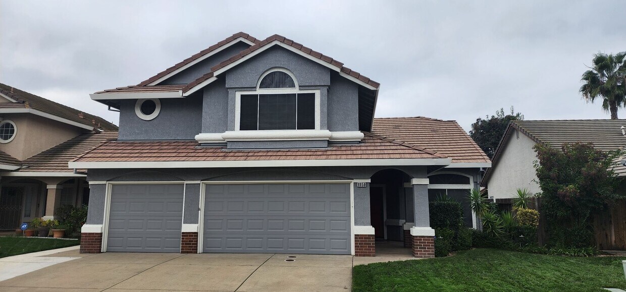 Foto principal - Spacious 4-Bedroom, 3-Bath Home for Rent in Elk Grove!