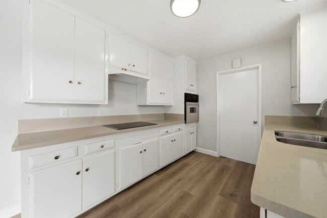 Building Photo - Updated and Stylish 3 bedroom 2.5 bath home in Anaheim