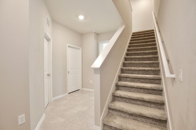 Building Photo - Gorgeous 3/3 Spacious Townhome with a Pave...