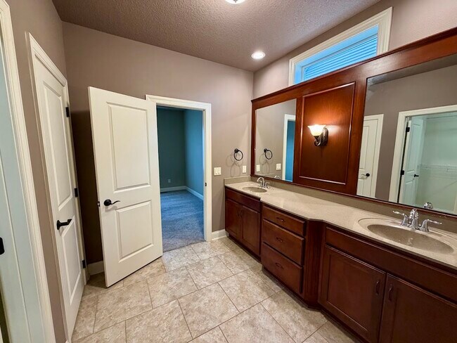 Building Photo - 2721 London Dr