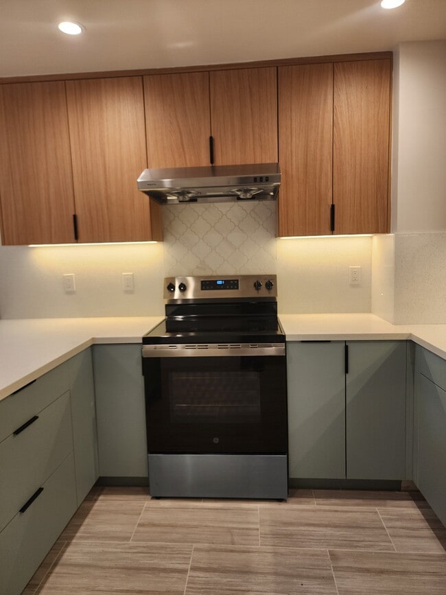 Electric stove - 475 18th Ave