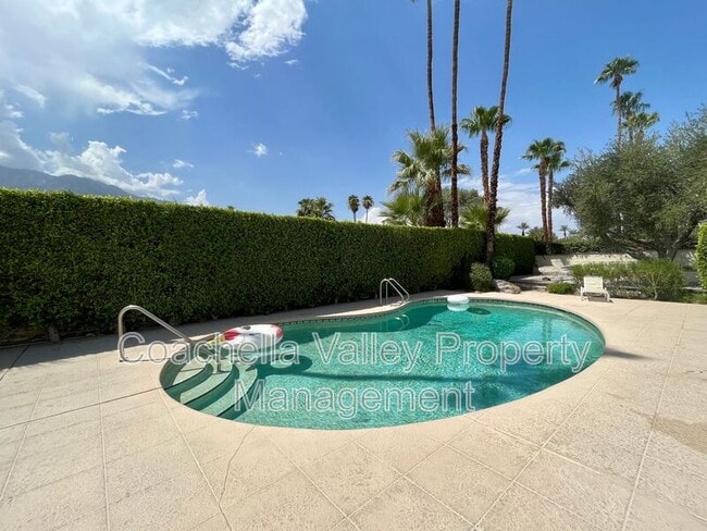 Foto del edificio - 550 El Cielo Rd