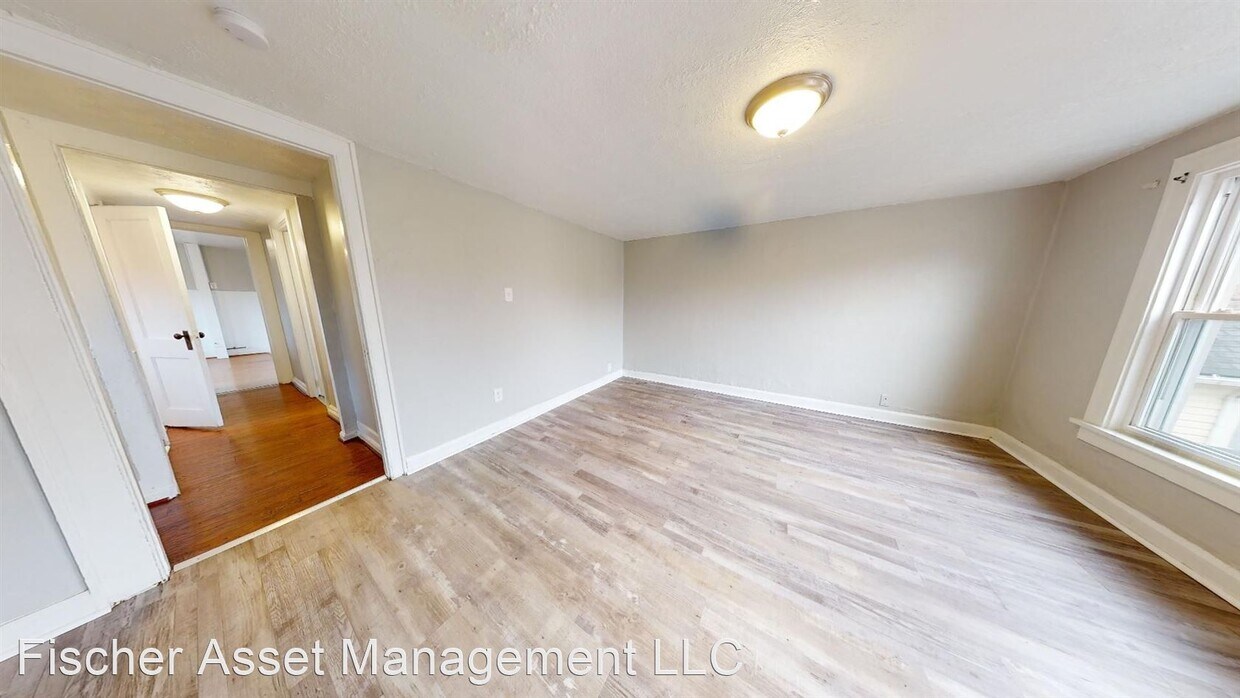 Foto principal - 2 br, 1 bath Apartment - 3224 West 32nd St...