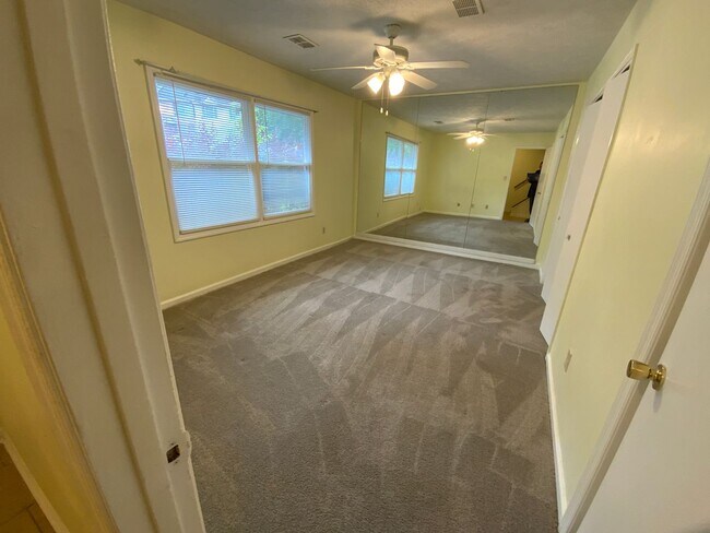 Building Photo - 8 &amp; 14 Westridge Circle