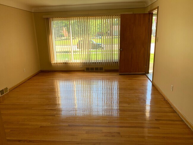 Living room - 2180 Vernier Rd
