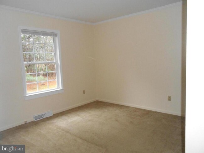 Building Photo - 43987 Sandy Bottom Rd