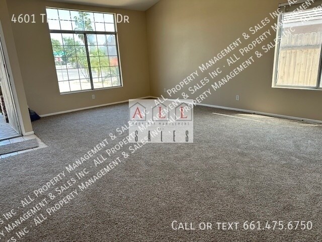 Foto del edificio - 4601 Triple Crown Dr