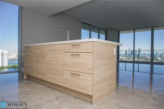 Foto del edificio - 16385 Biscayne Blvd