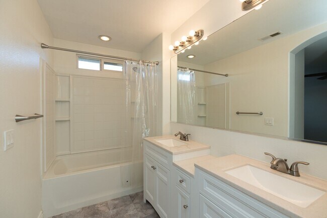Foto del edificio - LOOK NO FURTHER!!! 2BDR/2 BATH CONDO IN OT...