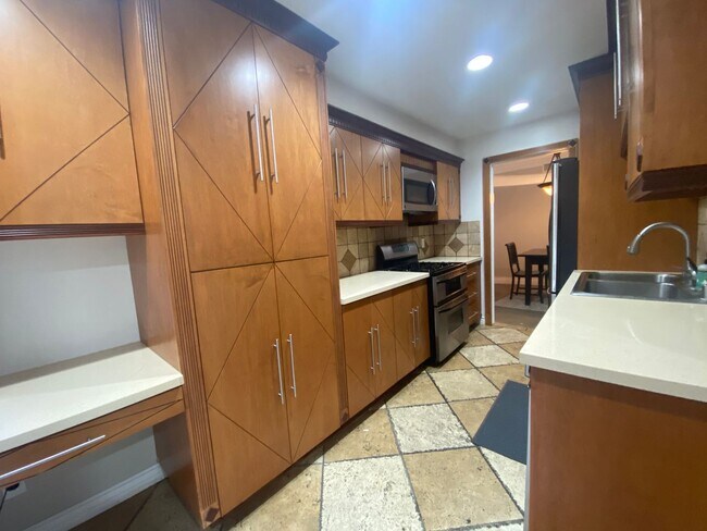 Building Photo - PRIME HOLLYWOOD CONDO!!! 2 Bed/2 Bath LUXURY LIVING!