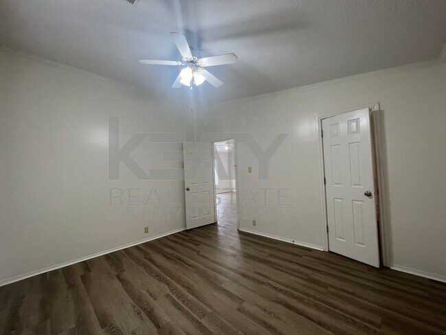 Building Photo - 113 Country Ln