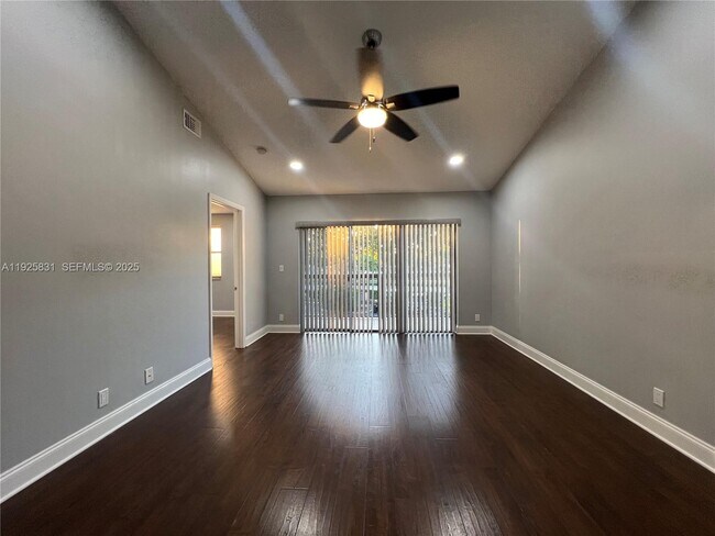 Foto del edificio - 501 Gardens Dr