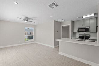 Building Photo - 2121 Fountain View Dr